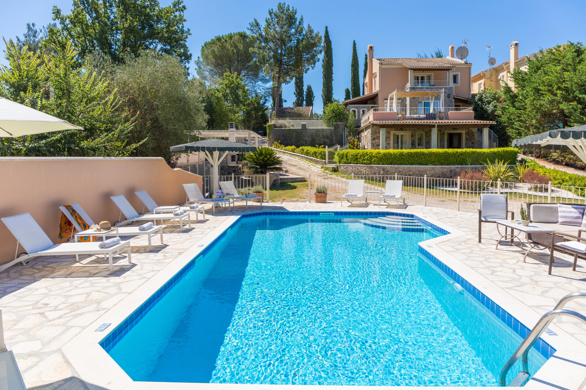 Villa St. Nicholas House, Family Friendly, Private Large Pool, 300m to the beach.